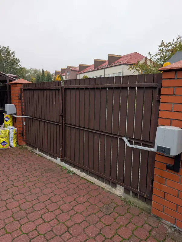 Napęd do bramy skrzydłowej i brązowa brama garażowa, Pruszków
